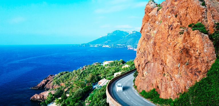Route avec un paysage de Provence en France
