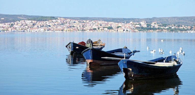 Boote vor der Küste Sardiniens