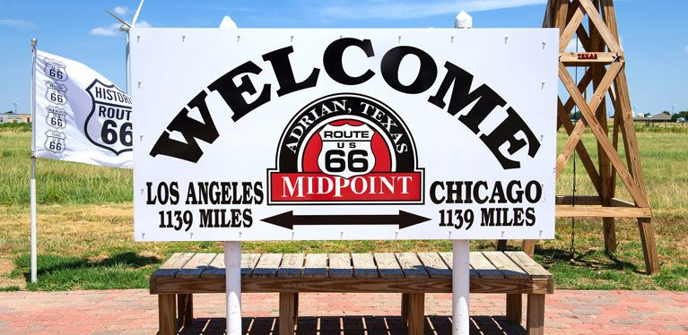 Das Mittelwegzeichen der Route 66. 1.139 Meilen von Los Angeles und 1.139 Meilen von Chicago
