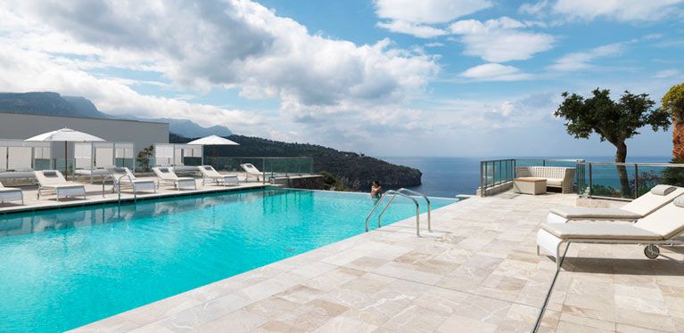 Paysages côtiers et farniente en Espagne, piscine et mer