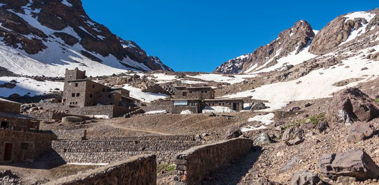Un trajet typique vous mènera au sommet de Toubkal culminant à 4 167 mètres d’altitude
