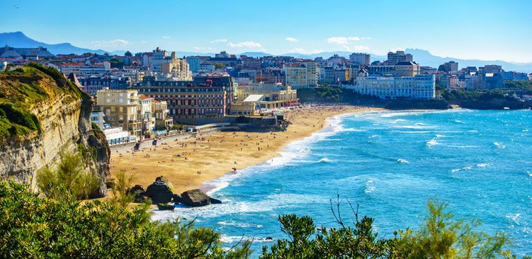 Biarritz côtière jouit du mariage entre l’élégance à la française et une atmosphère basque décontractée