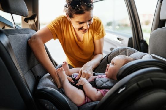 Bébé à bord d'un taxi : le siège bébé est-il obligatoire ?