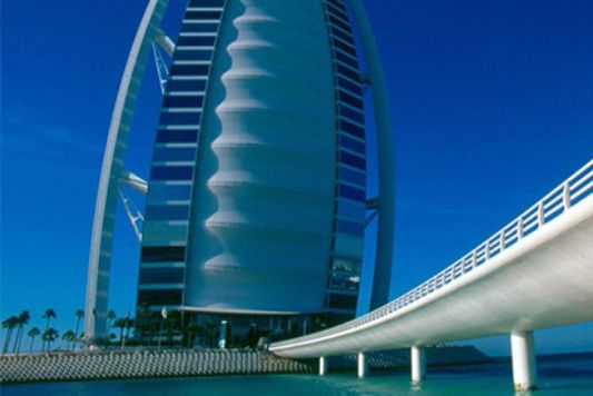 Discover UAE with Avis UAE. United Arab Emirates always worth a trip, discover it with Avis UAE