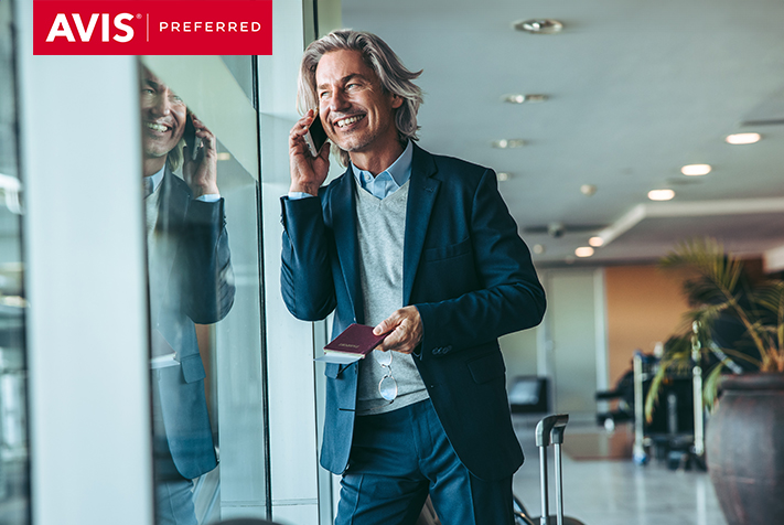 Een deelenemer van Avis Preferred op een luchthaven