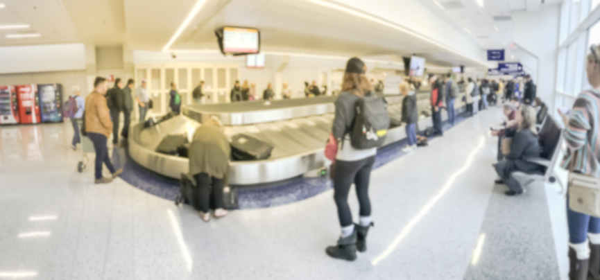 Attendre ses bagages à un tapis de bagages à l’aéroport