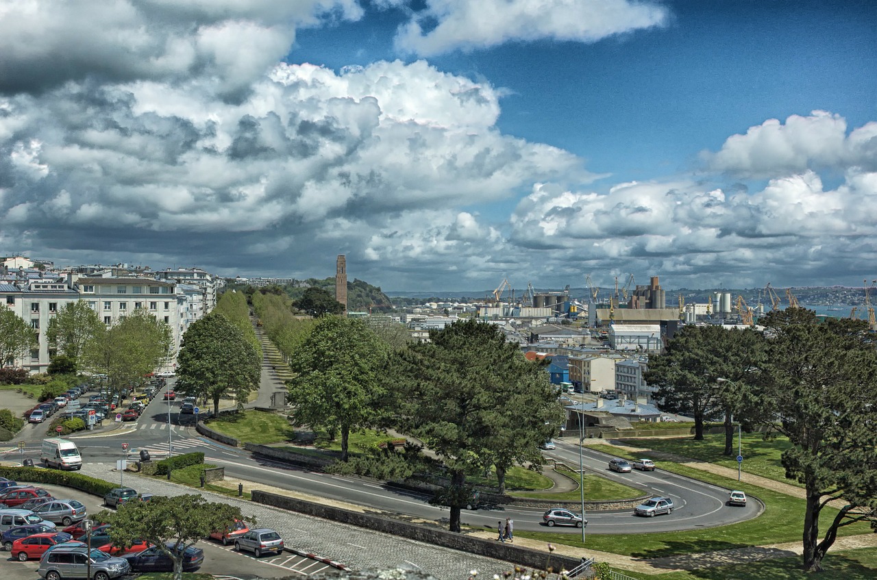 Trouvez votre voiture de location à l'aéroport de Brest, la route vous attend