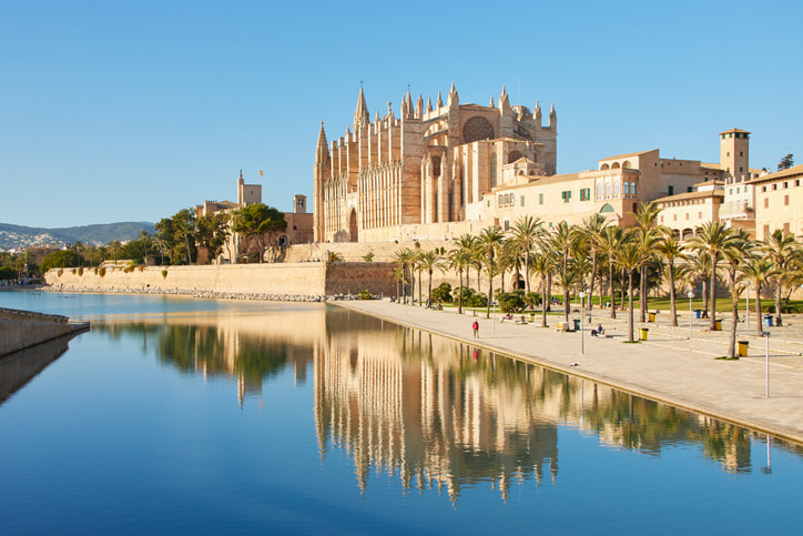 The stone coloured cathedral on the waterside at Palma de Mallorca