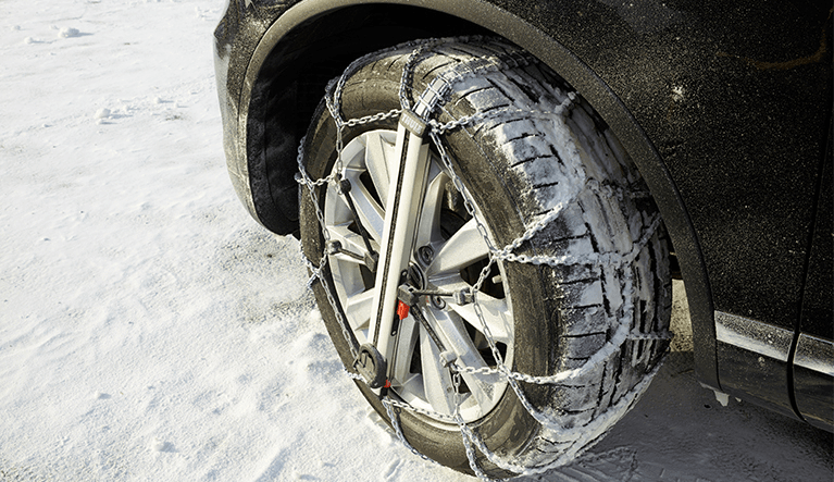 Aluguer de carros no inverno com a Avis. As correntes de neve estão disponíveis nas sucursais Avis selecionadas.