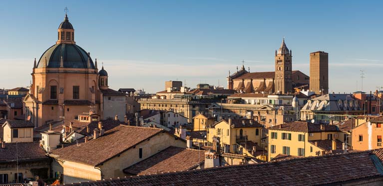 autonoleggio a Bologna: i tetti della città