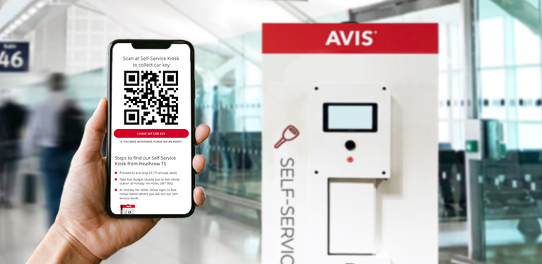 Código QR en la aplicación de Avis al lado de un self service Kiosk