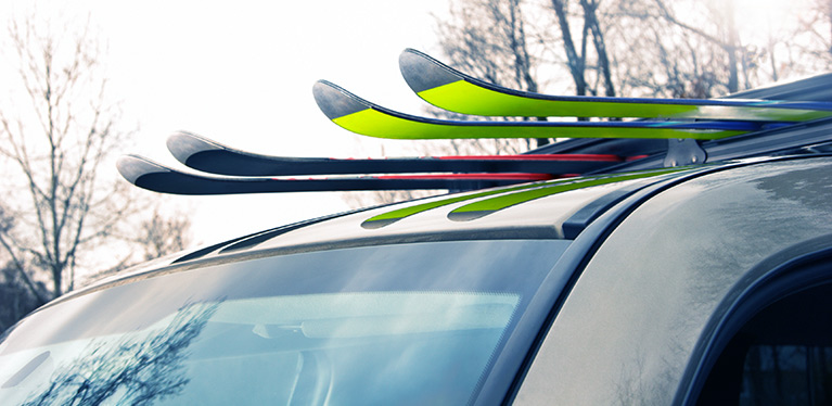 Aluguer de carros no inverno com a Avis. Os porta-esquis estarão disponíveis em sucursais Avis selecionadas.