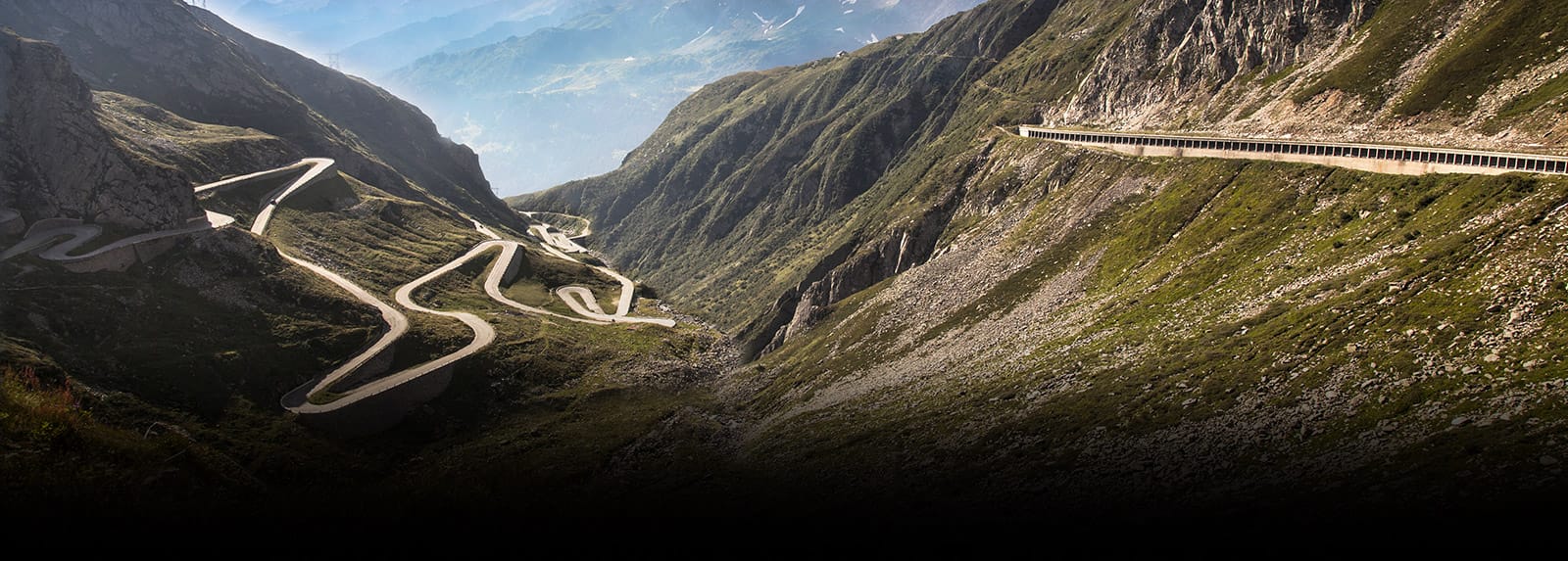 Imagem de uma estrada serpenteante