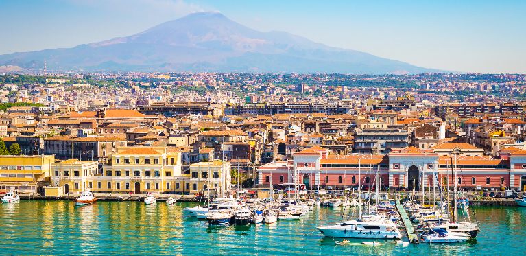 Noleggio auto a Catania: vista del porto con imbarcazioni