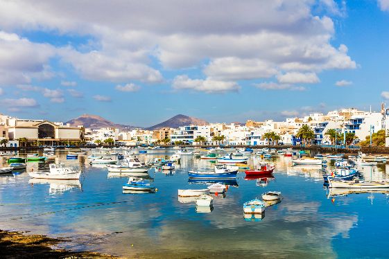 Descubre la belleza sin igual de los puertos de Lanzarote con un coche de alquiler.