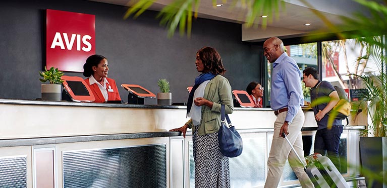 Avec la location de voiture Avis, ajouter un deuxième conducteur est un jeu d’enfants.