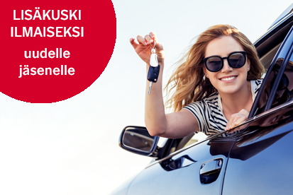 Tyttö istuu vuokra-autossa ja näyttää avaimia ikkunasta. Teksti: Uuden jäsenen etu: lisäkuski ilmaiseksi