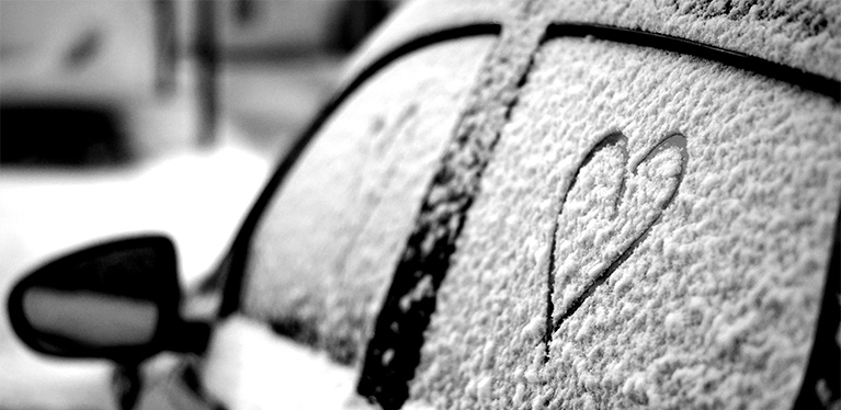 Cuori disegnati su un’auto ghiacciata