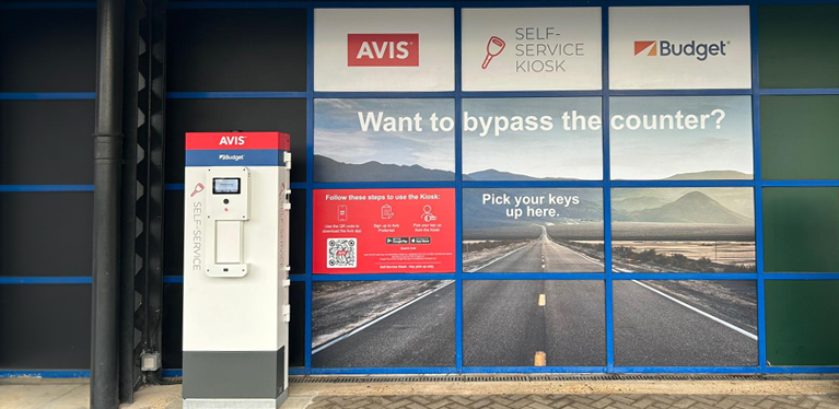 Een Self-Service Kiosk bij een Avis-autoverhuurlocatie