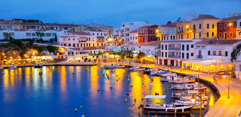 Acércate a la capital de Menorca con un coche de alquiler.