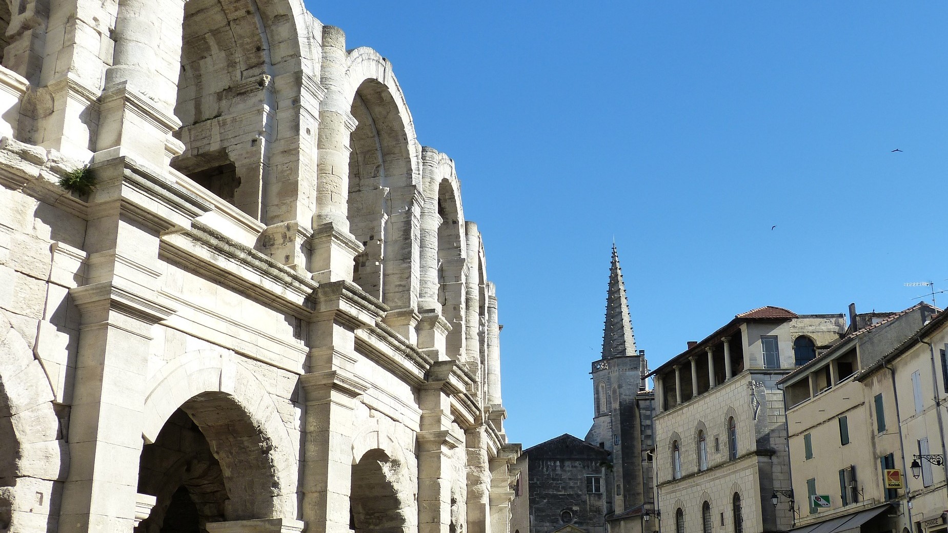 Trouvez votre voiture de location à la gare d'Arles, la route vous attend